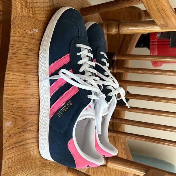 WOMENS ADIDAS ORIGINAL GAZELLES SHOES 
LUCID PINK/ GOLD METALLIC 
NEW, WORN ONCE - Picture 2 of 3